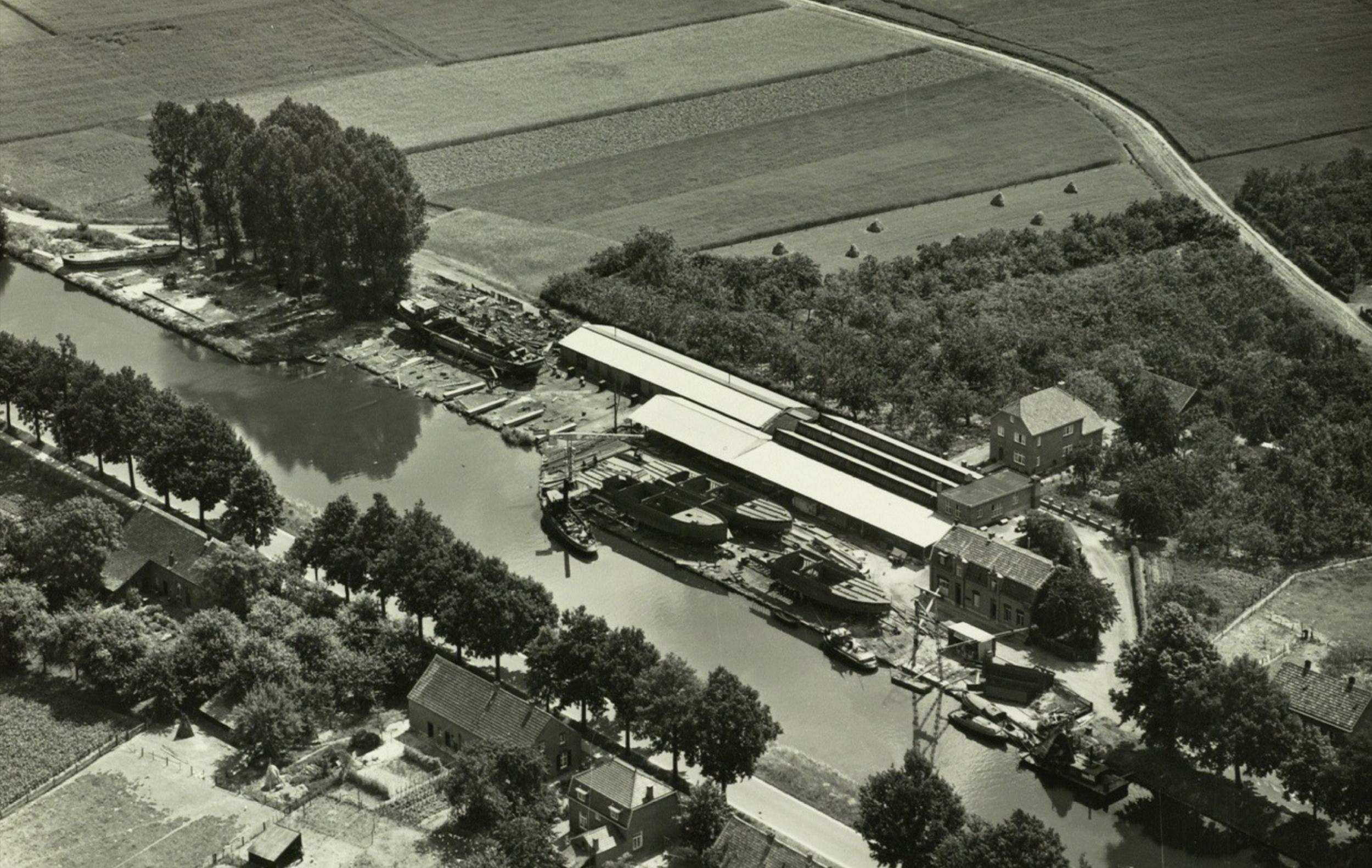Foto KLM 1950, drie schepen als nieuwbouw op de werf.